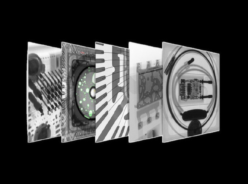 How does an X-ray detector detect IC chips