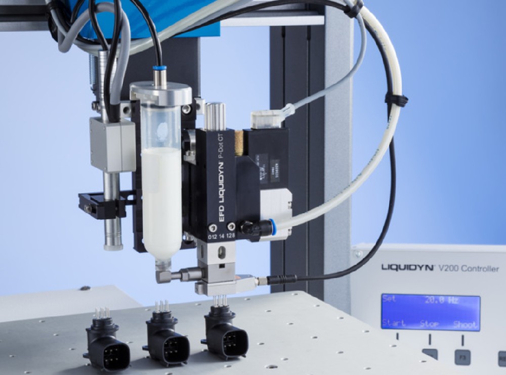 What is the difference between the positioning accuracy of a dispensing machine and the repeated positioning accuracy?